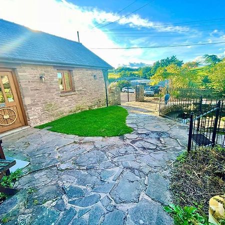Llangwm-Isaf Stone Built Barn In A Beautiful Rural Setting 빌라 외부 사진