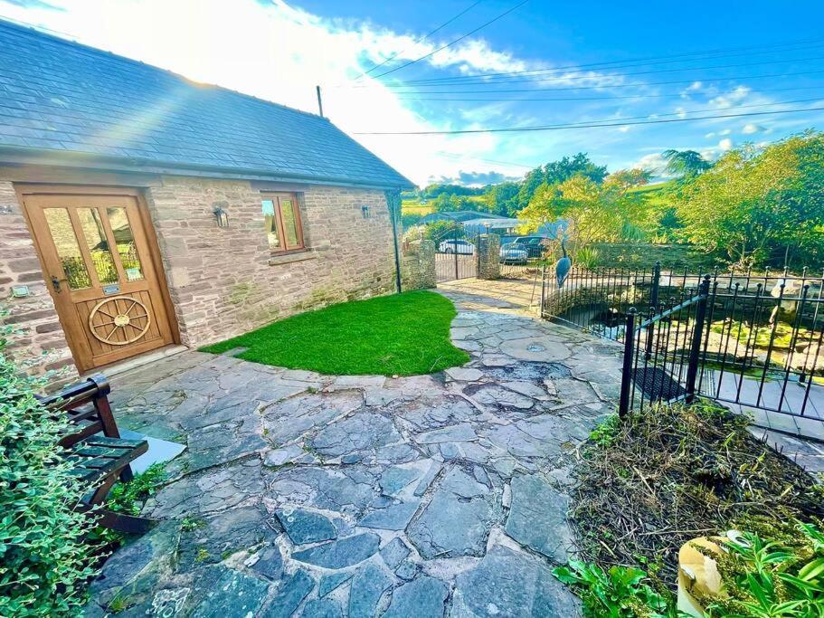 Llangwm-Isaf Stone Built Barn In A Beautiful Rural Setting 빌라 외부 사진
