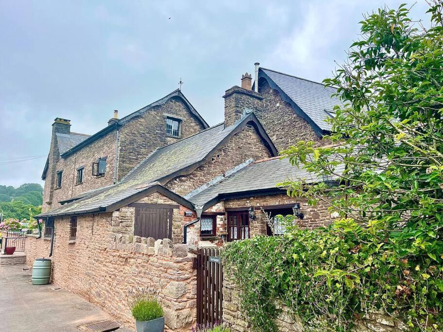 Llangwm-Isaf Stone Built Barn In A Beautiful Rural Setting 빌라 외부 사진