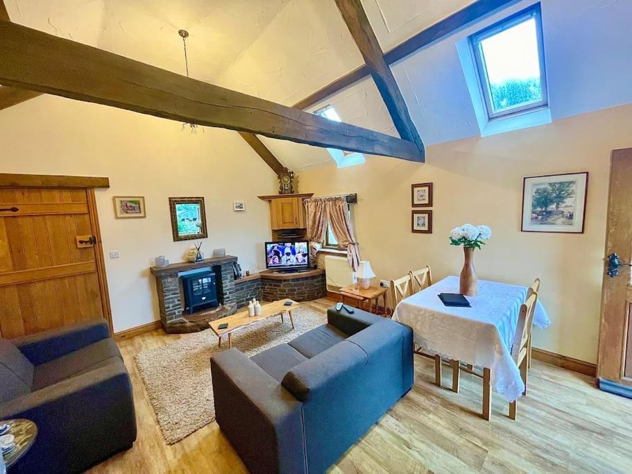 Llangwm-Isaf Stone Built Barn In A Beautiful Rural Setting 빌라 외부 사진
