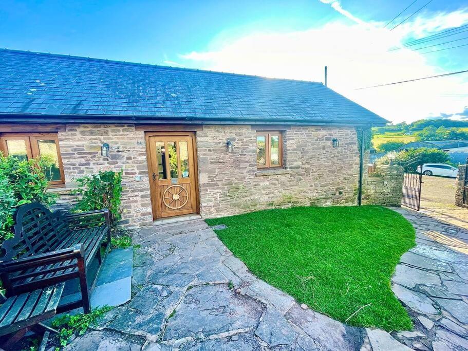 Llangwm-Isaf Stone Built Barn In A Beautiful Rural Setting 빌라 외부 사진