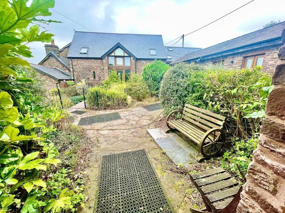 Llangwm-Isaf Stone Built Barn In A Beautiful Rural Setting 빌라 외부 사진