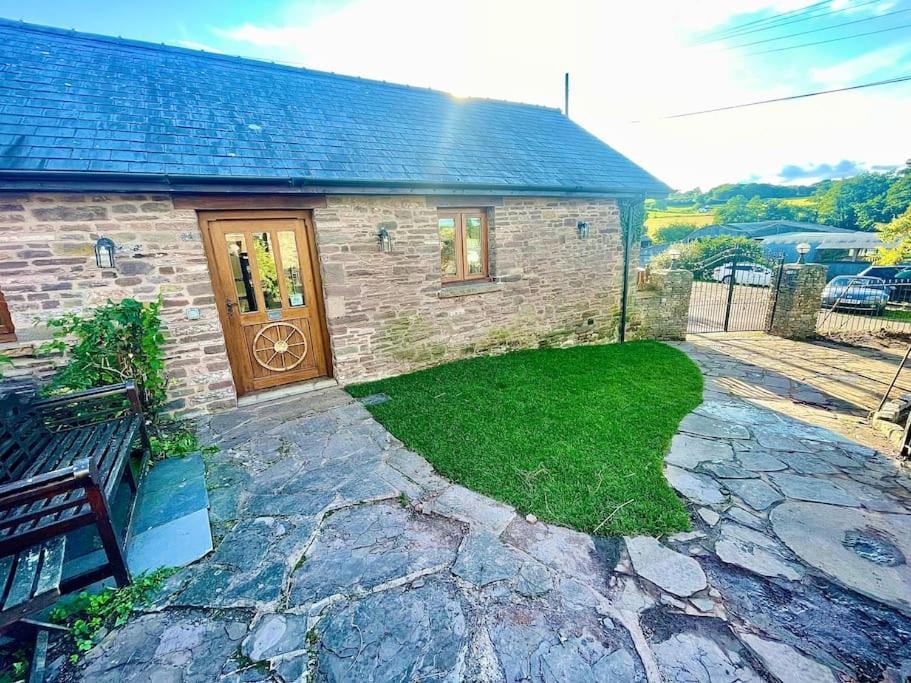 Llangwm-Isaf Stone Built Barn In A Beautiful Rural Setting 빌라 외부 사진