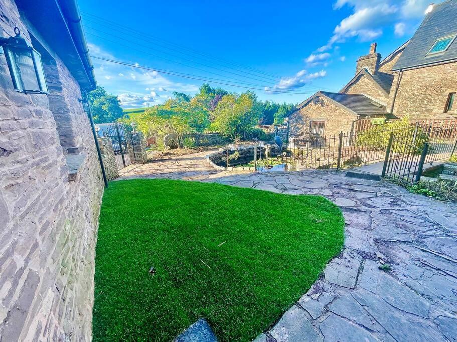 Llangwm-Isaf Stone Built Barn In A Beautiful Rural Setting 빌라 외부 사진